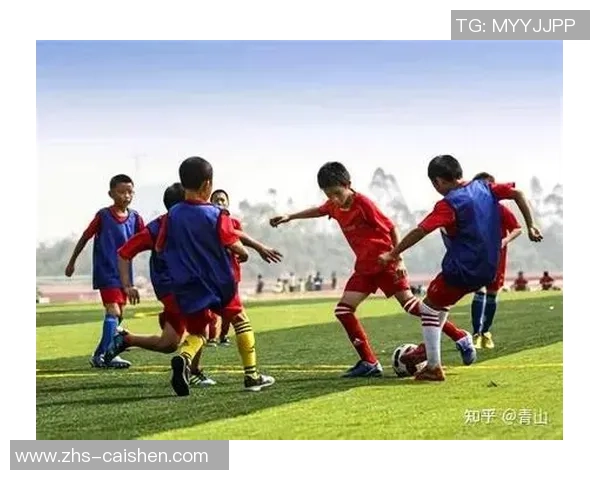 马路上踢足球的快乐时光与安全意识的双重思考